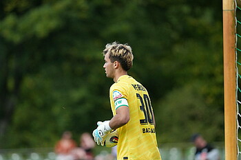 Mio Backhaus mit einem Ball in der Hand.