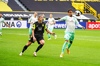 Theodor Gebre Selassie im Zweikampf mit Erling Haaland.