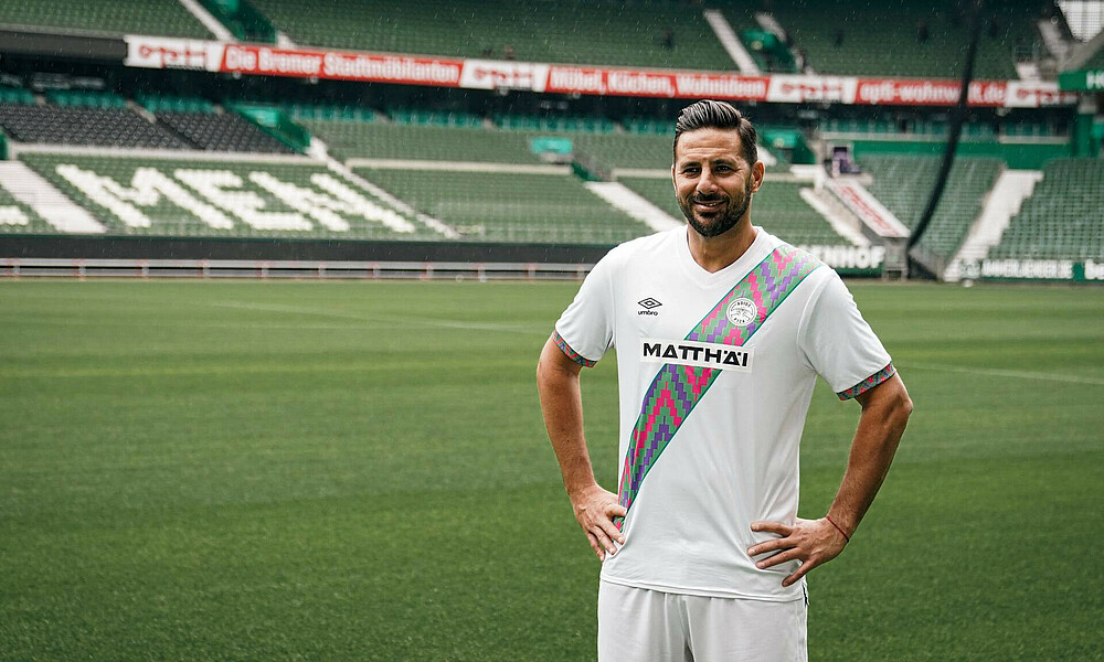 null Claudio Pizarro steht im Innenraum des wohninvest WESERSTADIONS.