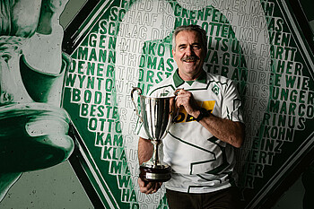 Mirko Votava mit dem Europapokal. 