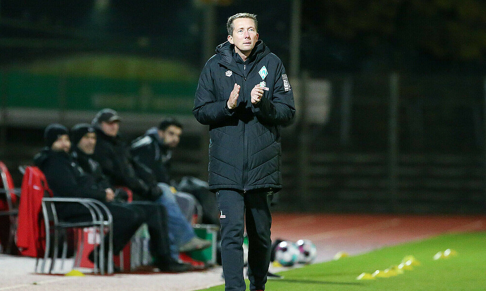 null Bild U23 Trainer Konrad Fünfstück klatscht