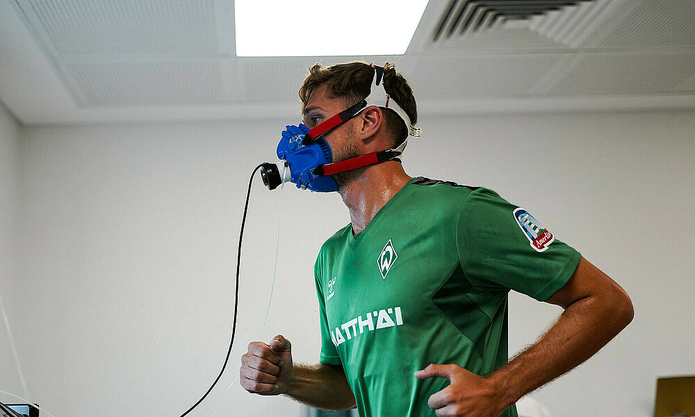 Niklas Stark bei einem Lauf mit einer Maske auf. 