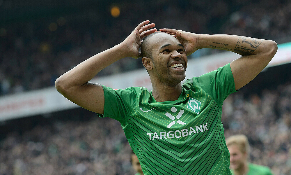 Naldo jubelt mit den Armen über dem Kopf.