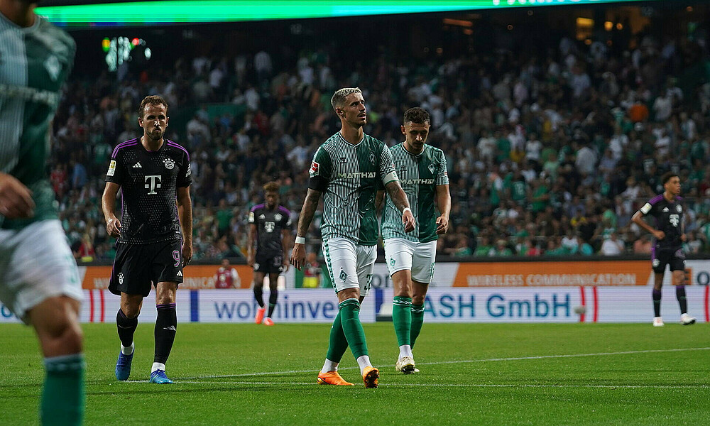 null Marco Friedl auf dem Weg in die Kabine.