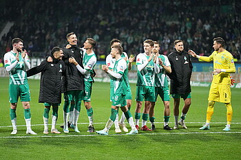 null Die Mannschaft jubelt nach dem Spiel Arm im Arm.