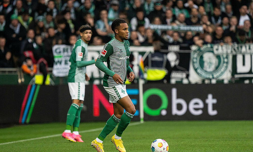 null Felix Agu läuft mit dem Ball am Fuß.