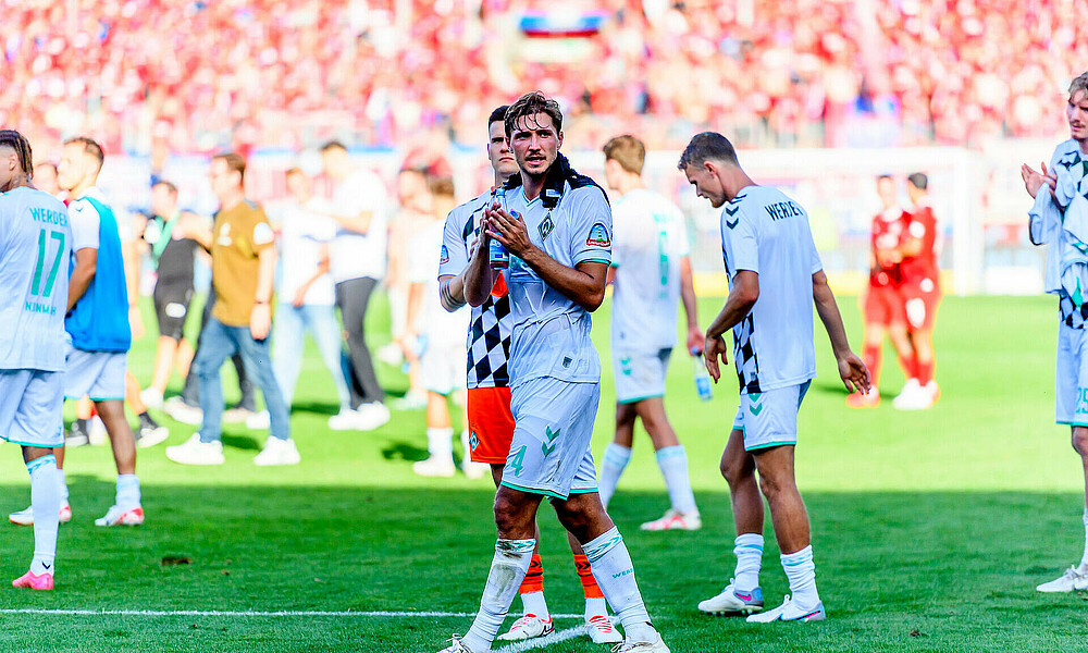 Niklas Stark klatscht.