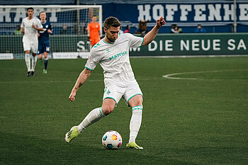 null Mitchell Weiser schlägt eine Flanke.