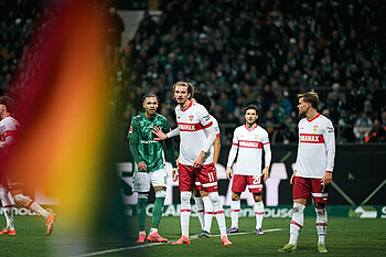 Nick Woltemade steht im Strafraum neben Justin Njinmah.