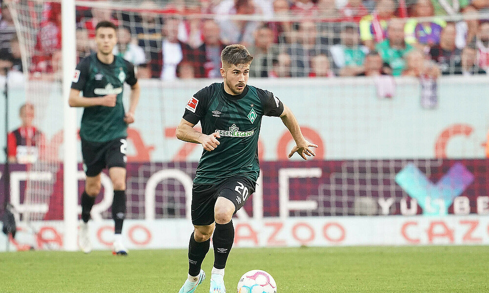 null Romano Schmid läuft mi tdem Ball am Fuß.