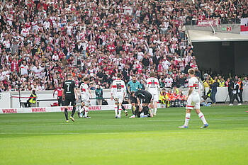 null Weiser am Boden, um ihn herum Werder Spieler, Stuttgarter Spieler und Schiedsrichter Schlager