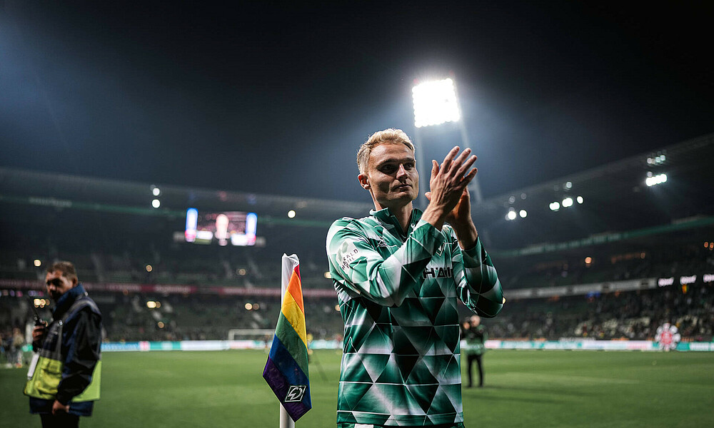 Amos Pieper klatscht in die Hände. 