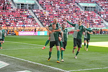 Schmid hängt sich an Marvin Ducksch, der vor der Kurve jubelt. 