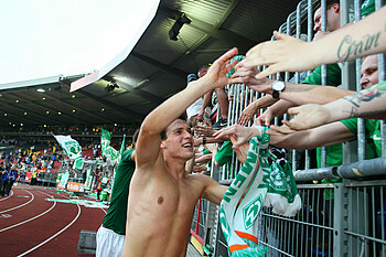 null Junuzovic klatscht mit den Fans ab.