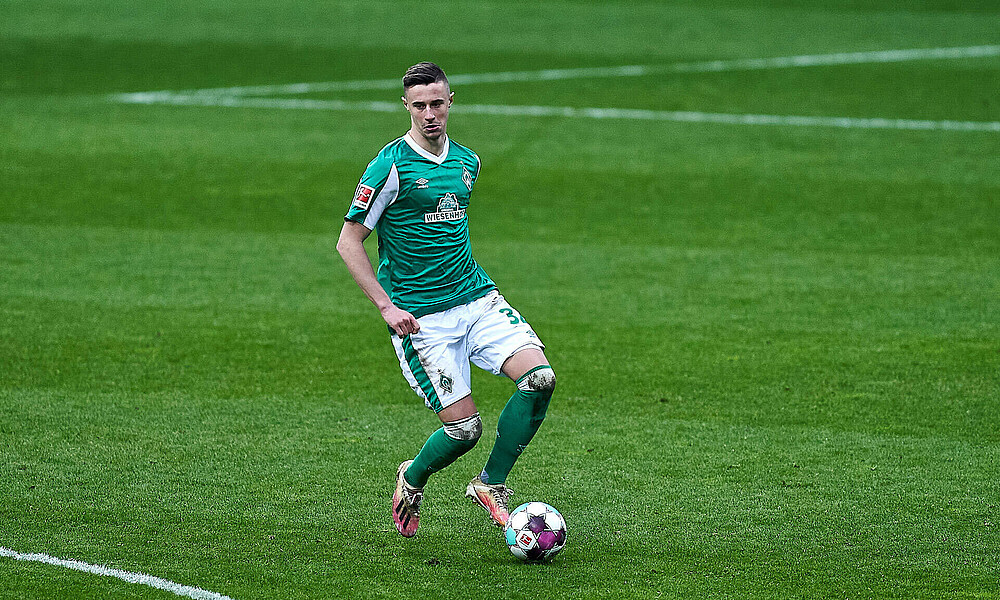 Marco Friedl mit Ball am Fuß.