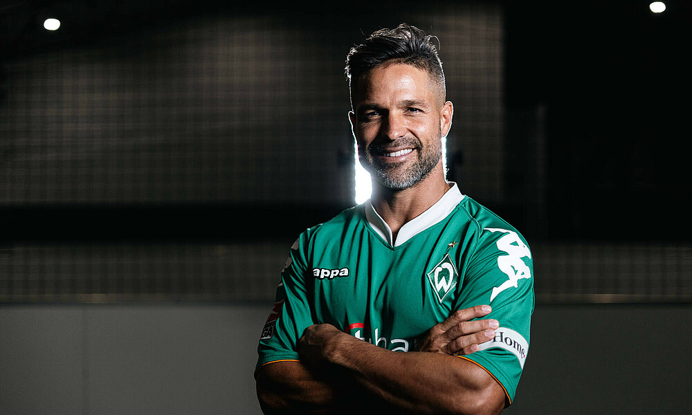 null Diego mit verschränkten Armen im Werder-Trikot.