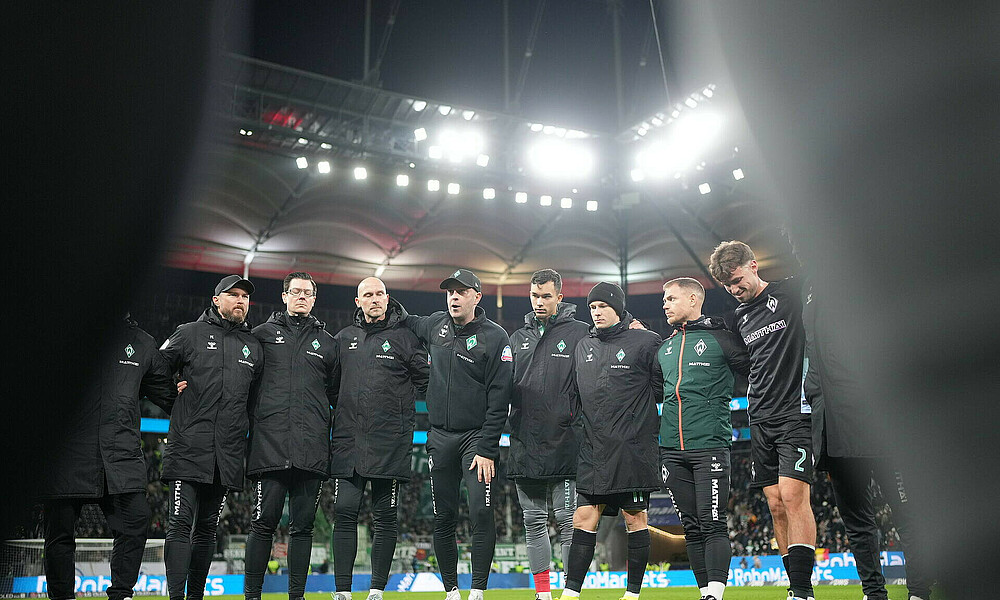 Mannschaftskreis mit Ole Werner im Zentrum nach dem Spiel bei Eintracht Frankfurt