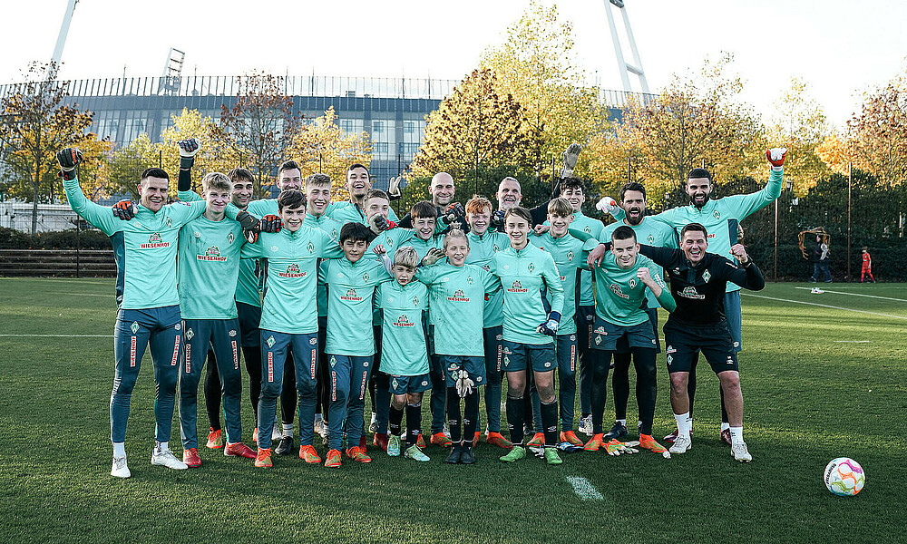 Die Torhüter von Werder jubeln auf einem Gruppenfoto.