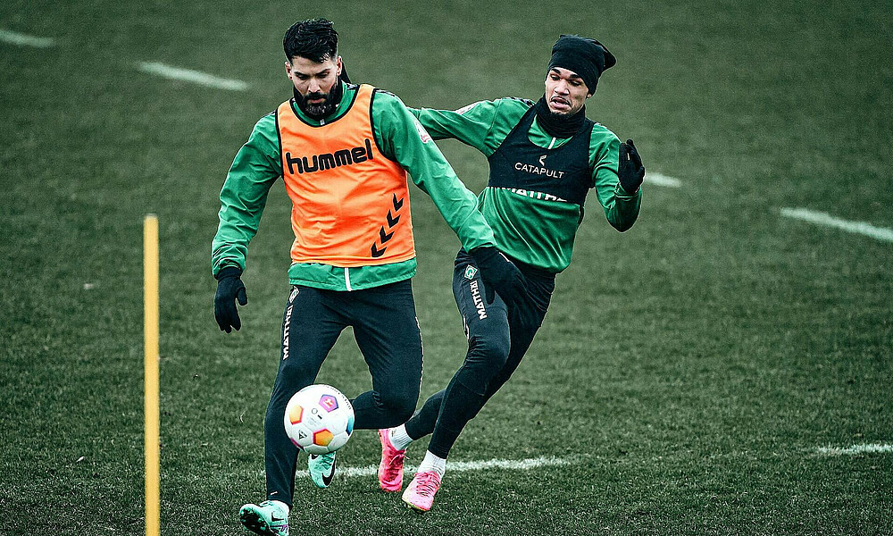 Anthony Jung und Justin Njinmah im Zweikampf. 