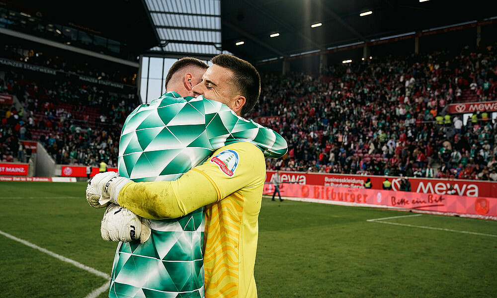 null Zetterer umarmt Ducksch.