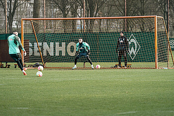 null Michael Zetterer im Training, hinter dem Tor steht Christian Vander.