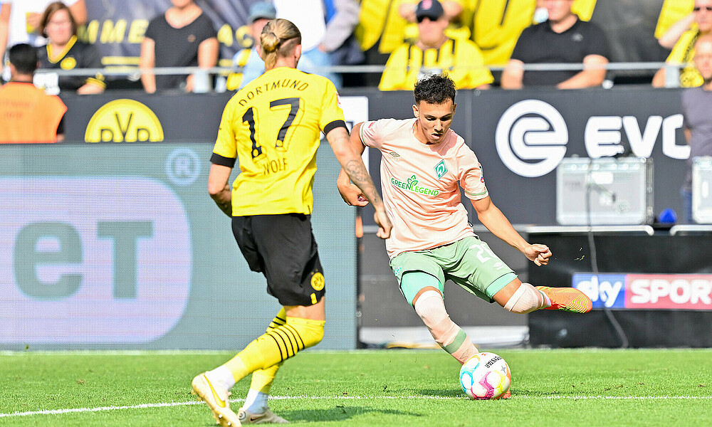 Lee Buchanan schlägt eine Flanke im Spiel gegen Borussia Dortmund.