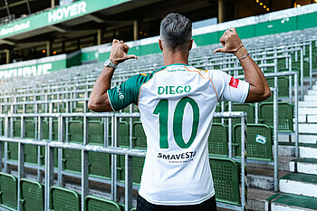 Diego mit seinem Trikot und der Rückennummer zehn in der Ostkurve im Weserstadion