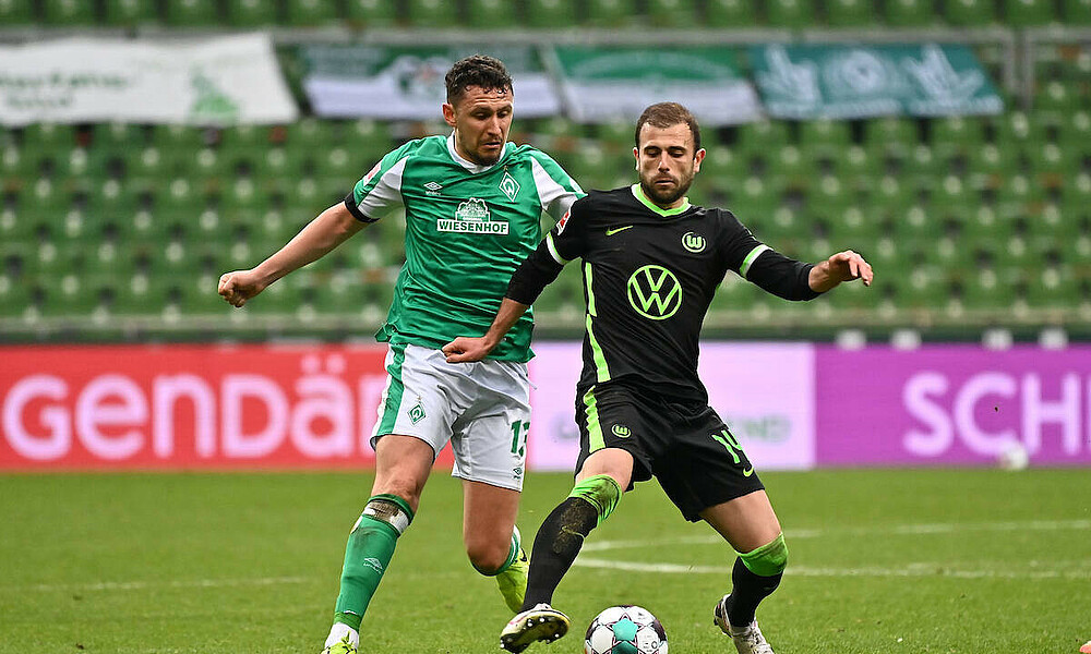 Milos Veljkovic im Zweikampf gegen Admir Mehmedi