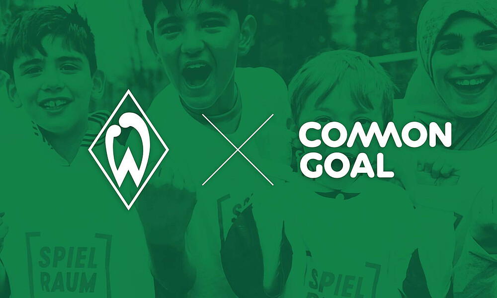 Banner von Werder und Common Goal und Werder. Im Hintergrund sieht man lachende Kinder.