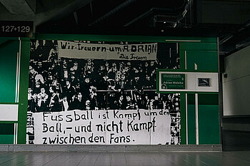 Ein Ansicht der Wand samt Gedenktafel im Ostkurven-Umlauf des Stadions.