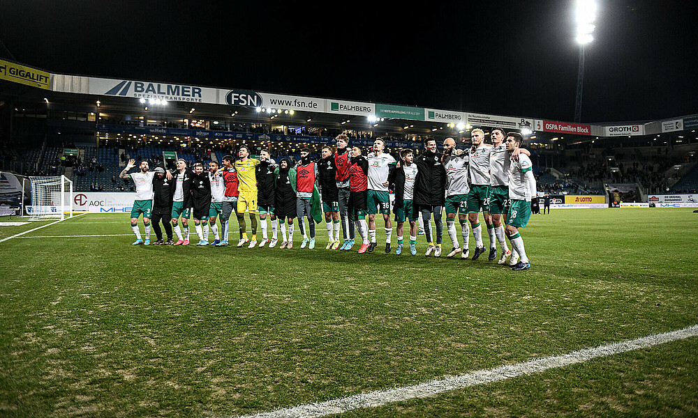 Die Mannschaft des SV Werder Bremen nach dem Spiel gegen Dynamo Dresden. 
