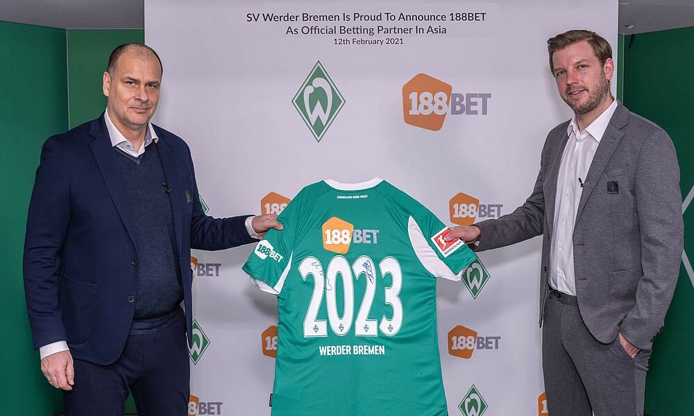 null Klaus Filbry und Florian Kohfeldt halten ein 188bet-Sondertrikot.