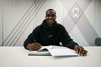 Daniel Ihendu bei der Vertragsunterschrift. 