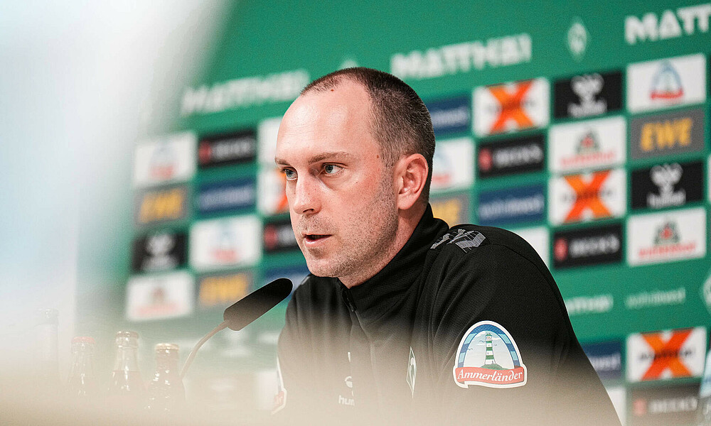 null Ole Werner spricht in ein Mikrofon