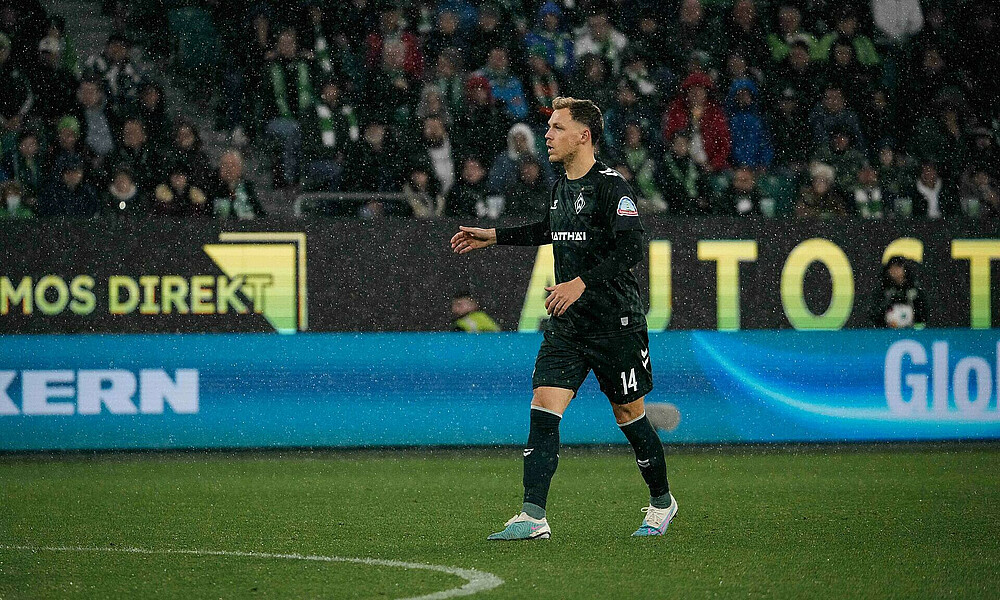 Senne Lynen im Werder-Trikot auf dem Platz. 