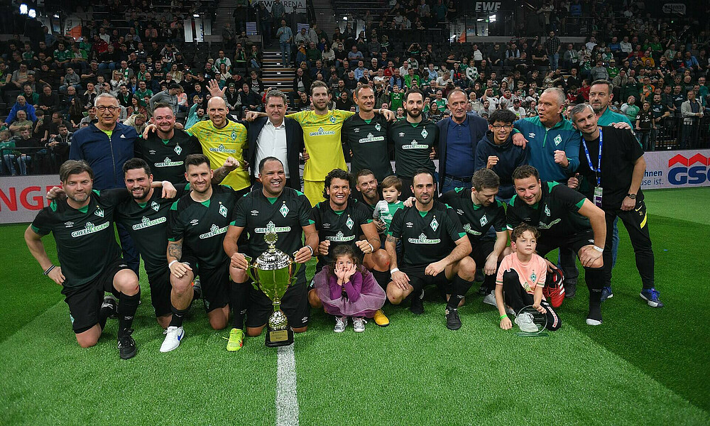 Die Traditionsmannschaft feiert den Turniersieg in Oldenburg. 