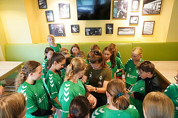 null Emilie Bernhardt schreibt Autogramme für Kinder