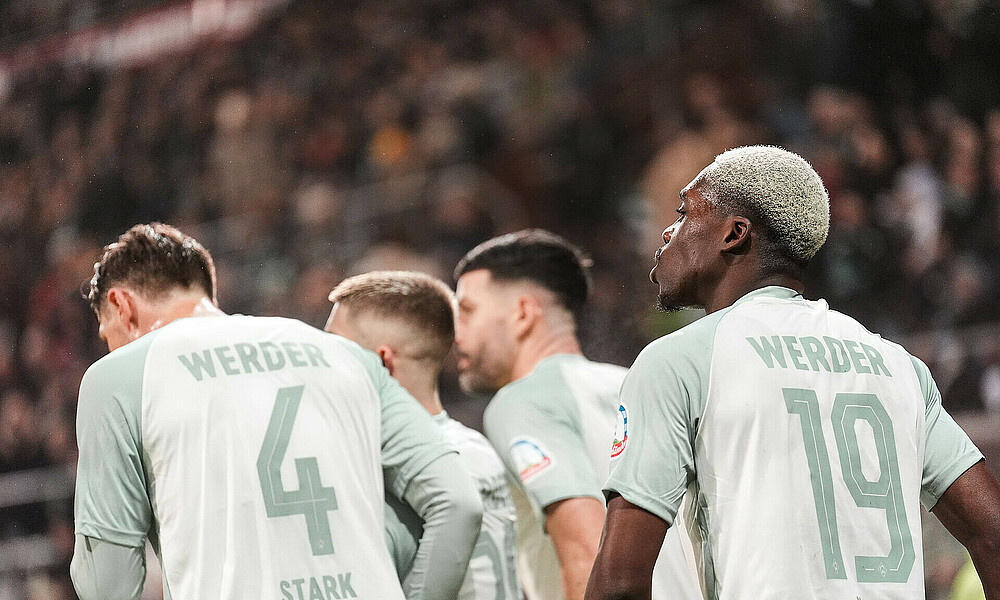 Derrick Köhn jubelt mit seinen Teamkollegen. 