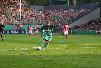 Keke Topp holt zum Schuss aus. 