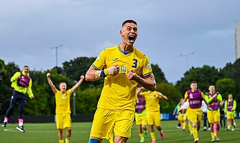 Ivan Yermachkov freut sich nach dem Einzug in das U19-EM-Halbfinale.
