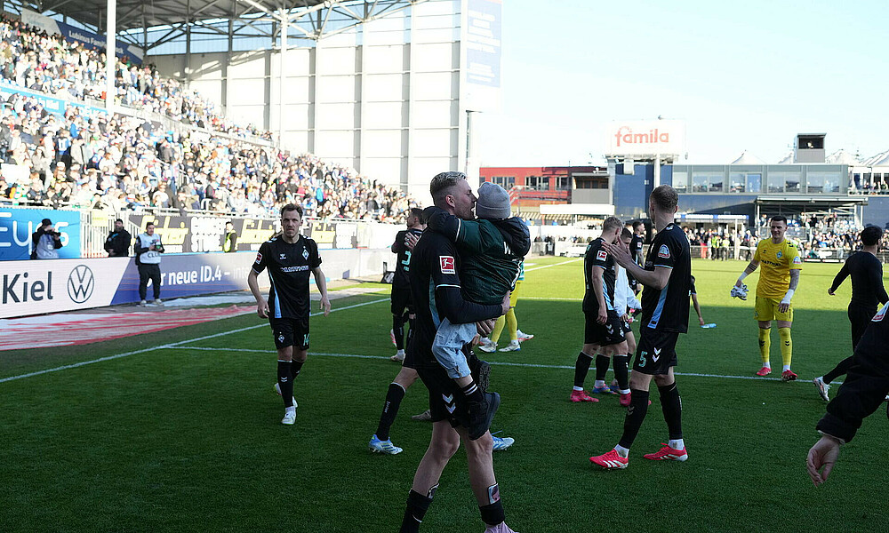 Marvin Ducksch mit seinem Sohn auf dem Arm. 