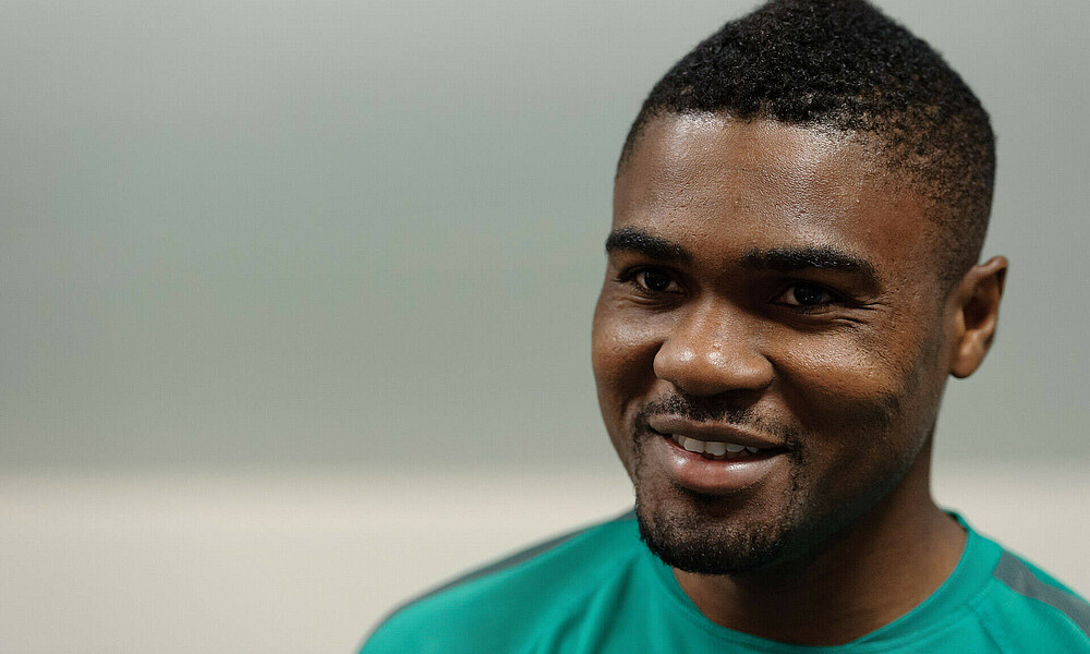 Portrait vom lächelnden Cédric Makiadi.