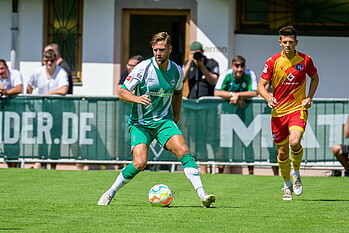 Niclas Füllkrug beim Testspiel gegen den KSC am Ball.