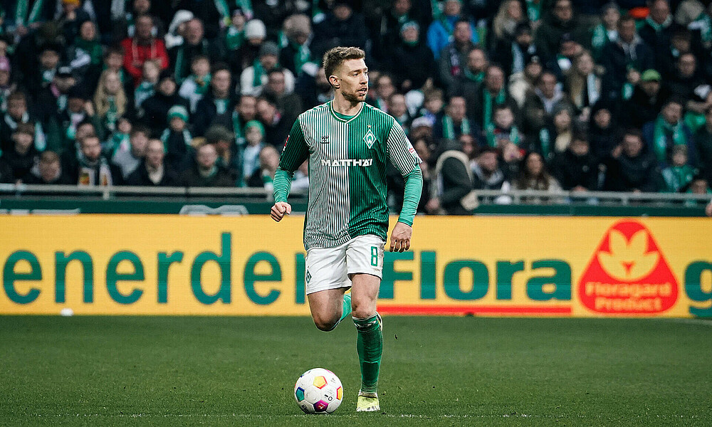 Mitchell Weiser mit Ball am Fuß. 