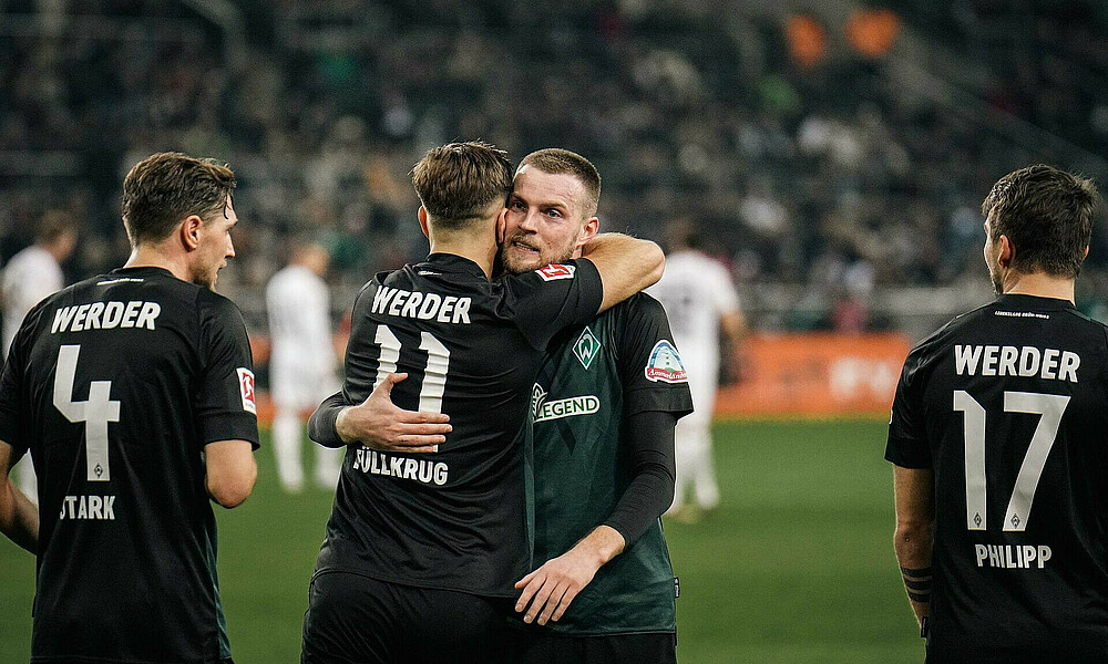 Niclas Füllkrug umarmt Marvin Ducksch. 