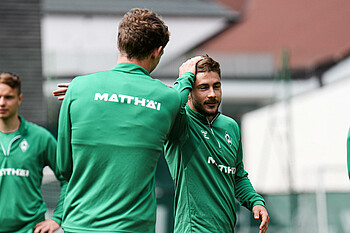 null Romano Schmid streicht sich durchs Haar.