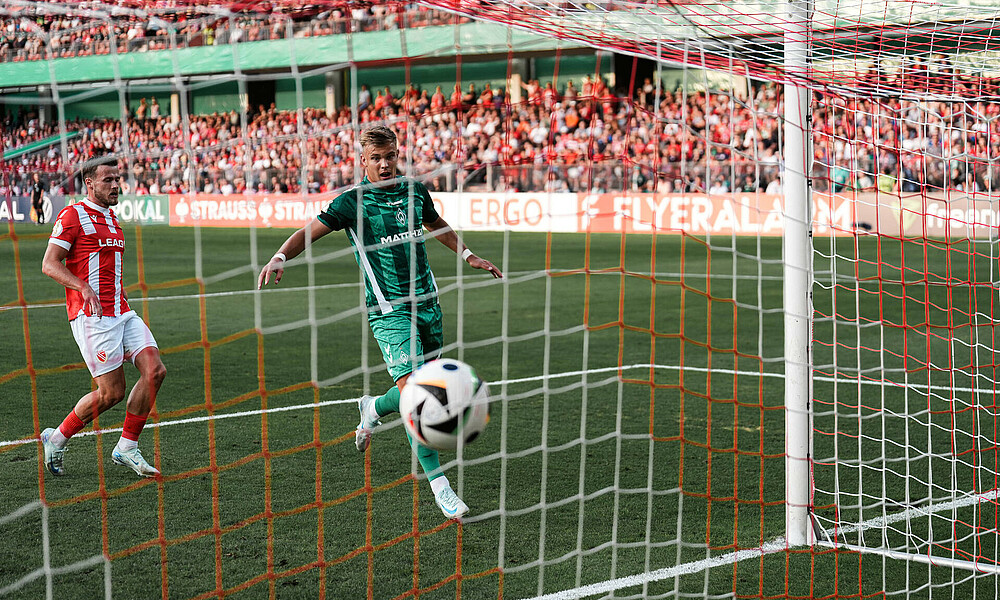Keke Topp beim Tor zur 3:0-Führung gegen Energie Cottbus.