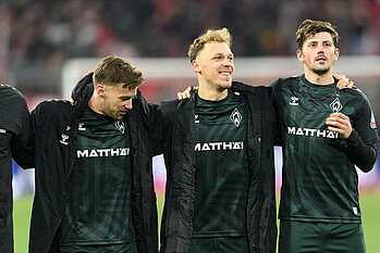 Senne Lynen steht nach dem Spiel Arm in Arm zwischen Olivier Deman und Dawid Kownacki.