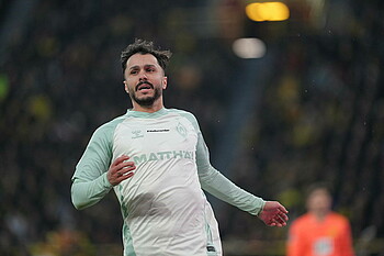 Leonardo Bittencourt läuft im weißen Trikot. 