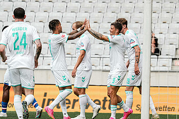 Dawid Kownacki klatscht mit seinen Teamkollegen ab.